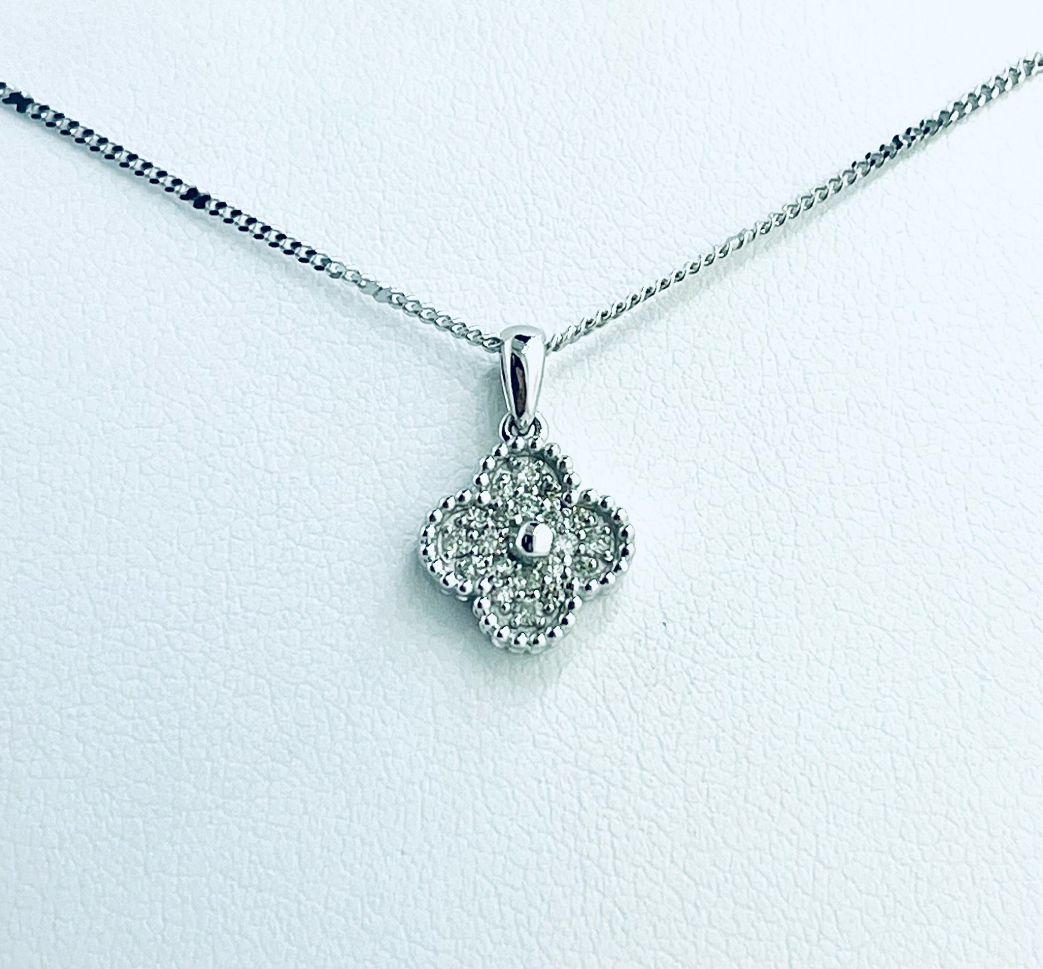 14k 0.15cttw White gold Diamond clover pendant